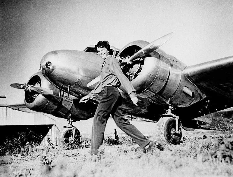 Амелия Эрхарт направляется к самолету Локхид Электра, чтобы отправится в свой легендарный, последний полет Амелия Эрхарт направляется к самолету Локхид Электра, чтобы отправится в свой легендарный, последний полет