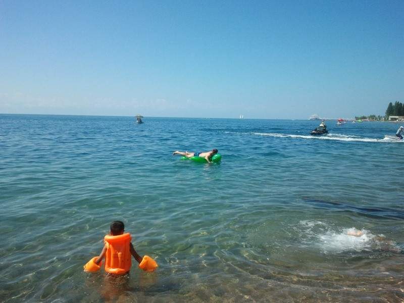 На пляже пансионата Золотые пески, Иссык-Куль На пляже пансионата Золотые пески, Иссык-Куль