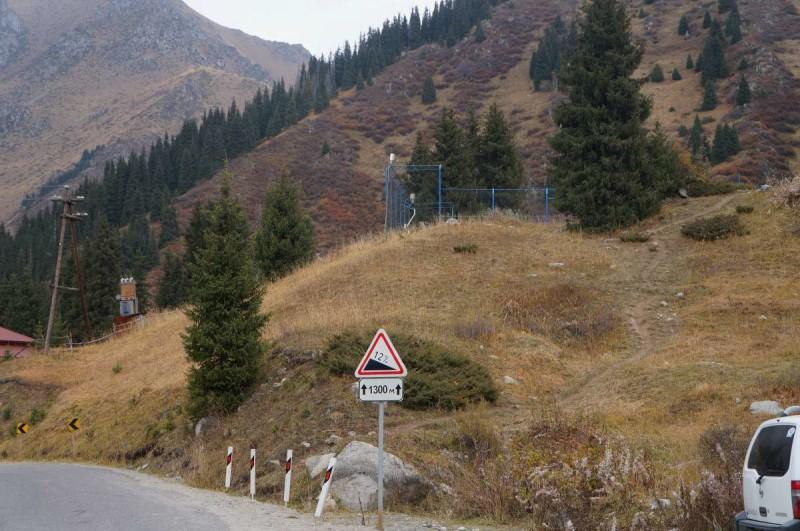 Тропа, выводящая на дорогу в ущелье Шукур Тропа, выводящая на дорогу в ущелье Шукур