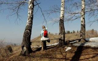 Туристка на скамейке в горах